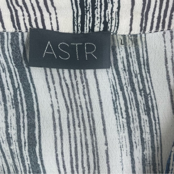 Astr Split Back striped tunic top large - Picture 9 of 12